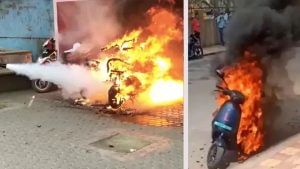 E-scooter fire incident: સત્તાવાર રિપોર્ટમાં થયો મોટો ખુલાસો, શેના કારણે ઈ-સ્કૂટરમાં લાગે છે આગ !