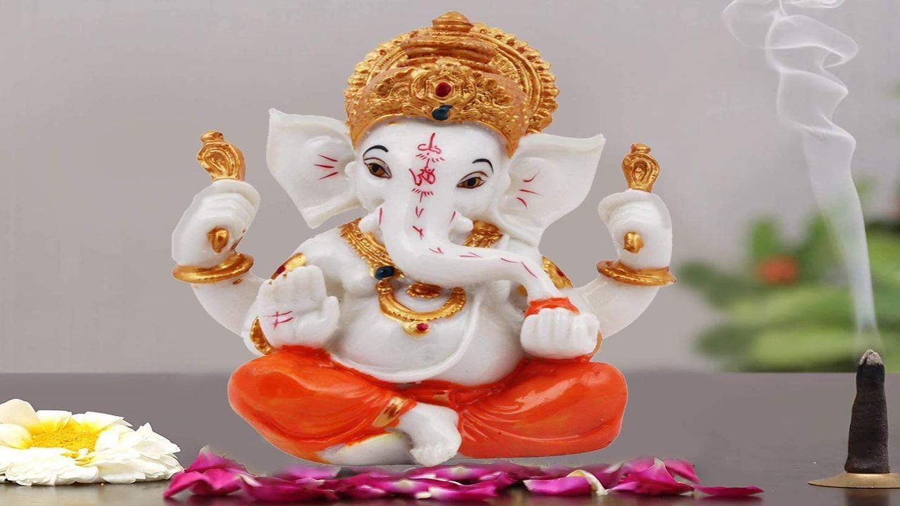 Lord Ganesha: બુધવારે આ રીતે કરી લો ગણેશ આરાધના, મંત્ર માત્રથી પ્રાપ્ત થશે આર્થિક સમૃદ્ધિ !