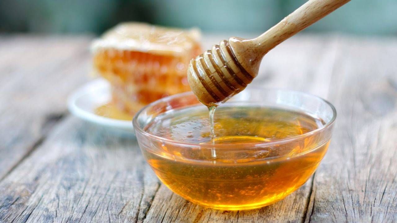 Honey : મધના અઢળક ફાયદા હોવા છતાં અમુક રીતે તે શરીર માટે સાબિત થઇ શકે છે નુકશાનકારક - Gujarati News | Honey Although honey has many benefits in some ways it can