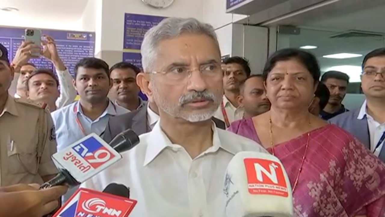 Vadodara: વિદેશ મંત્રી એસ. જયશંકરે વડોદરા પાસપોર્ટ ઓફિસની અચાનક મુલાકાત લીધી, અરજદારો સાથે વાત કરી સુવિધાઓ જાણી