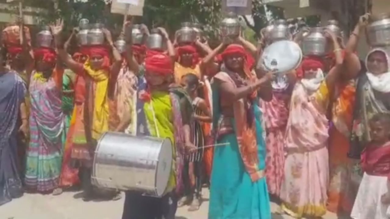 ફરી થાળીઓ ખખડી, છોટાઉદેપુર જિલ્લાના નસવાડી તાલુકાના જીતનગરની મહિલાઓ પાણીની માંગ સાથે મામલતદાર કચેરીએ પહોંચી
