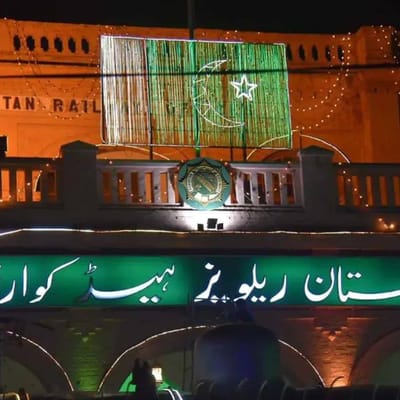 ભારત અને પાકિસ્તાન એકસાથે સ્વતંત્ર થયા. ભારત અને પાકિસ્તાનના સંબંધો ગમે તે હોય, પરંતુ ભારતના લોકોને પાકિસ્તાન વિશે જાણવું ખૂબ જ ગમે છે. ભારતીયોને પાકિસ્તાનના લોકો, તેમની જીવનશૈલી જોવાની ઈચ્છા છે. આવી સ્થિતિમાં, આજે અમે તમને પાકિસ્તાનની રેલ્વે વિશે કેટલીક હકીકતો જણાવવા જઈ રહ્યા છીએ, જેને જોઈને તમે સમજી શકશો કે પાકિસ્તાનની રેલ્વે ભારતથી કેટલી અલગ છે. આ ઉપરાંત, તમને ત્યાંની ટ્રેન અને સ્ટેશનની તસવીરો પણ જોવા મળશે... (ફોટો- પાકિસ્તાન રેલ્વે)