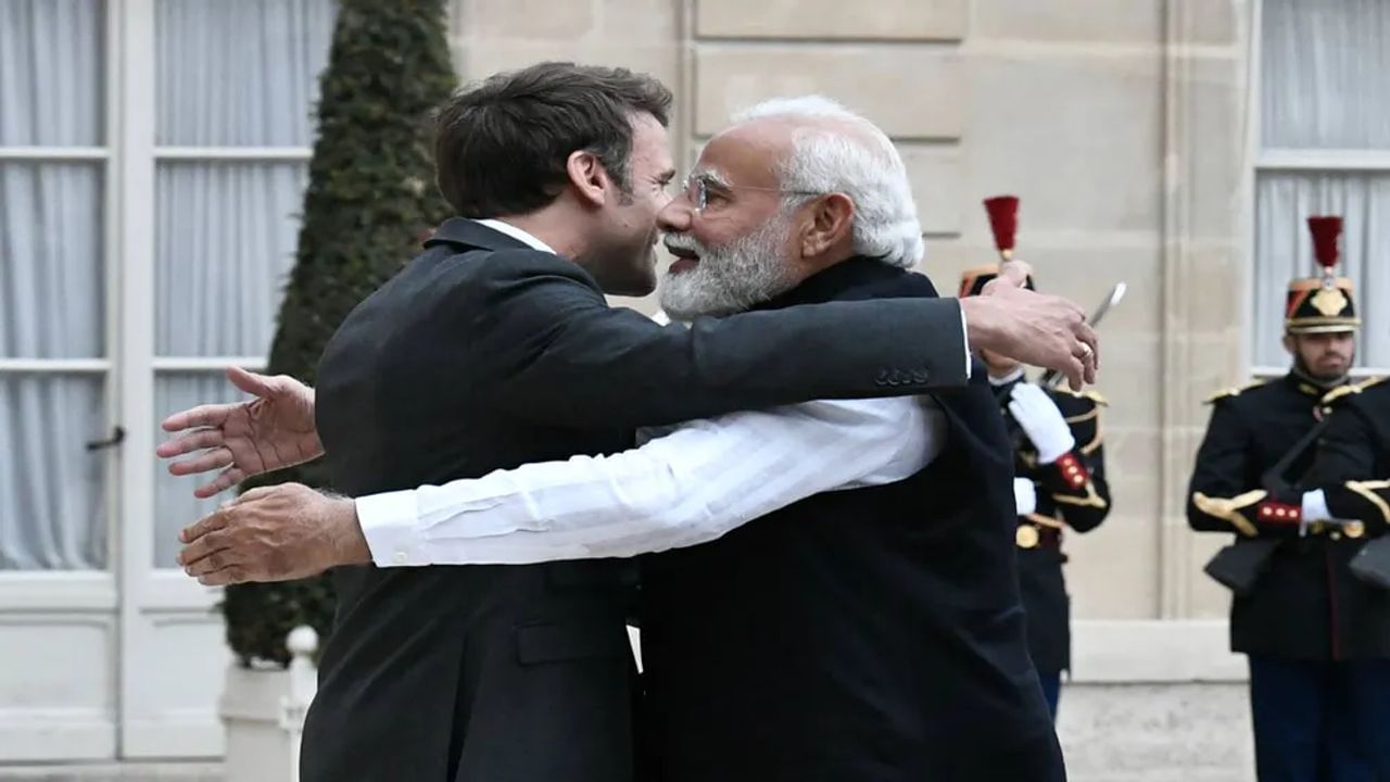 PM Modi in France: ફ્રાન્સમાં જોવા મળી મોદી-મેક્રોનની મિત્રતા, રાષ્ટ્રપતિએ ગળે લગાવીને સ્વાગત કર્યું