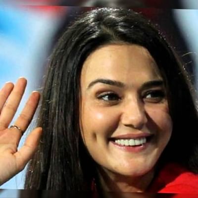 પ્રીતિ ઝિન્ટા, બિપાશા બાસુ, દીપિકા પાદુકોણ અને શર્મિલા ટાગોર… આ અભિનેત્રીઓમાં એક વસ્તુ સૌથી કોમન છે તેમના ચહેરા પરના ડિમ્પલ. અલબત્ત, તેનાથી ચહેરાની સુંદરતા વધે છે, પરંતુ શું તમે જાણો છો કે તેમાં એક પ્રકારની જિનેટિક ખામી હોય છે. સેલિબ્રિટીથી લઈને સામાન્ય લોકોમાં ડિમ્પલનો એવો ક્રેઝ છે કે સર્જરી દ્વારા તેને ગાલ પર બનાવવાના પ્રયાસો થઈ રહ્યા છે. જાણો શા માટે આવું થાય છે.