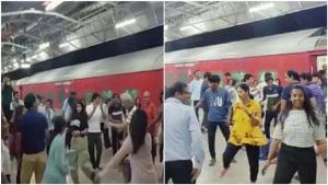 Viral Video : જોરદાર ભાઈ..! વહેલી આવી ટ્રેન તો ગુજરાતી પ્રવાસીઓએ સ્ટેશન પર જ શરૂ કર્યા ગરબા, રેલવે મંત્રીએ વીડિયો કર્યો શેયર