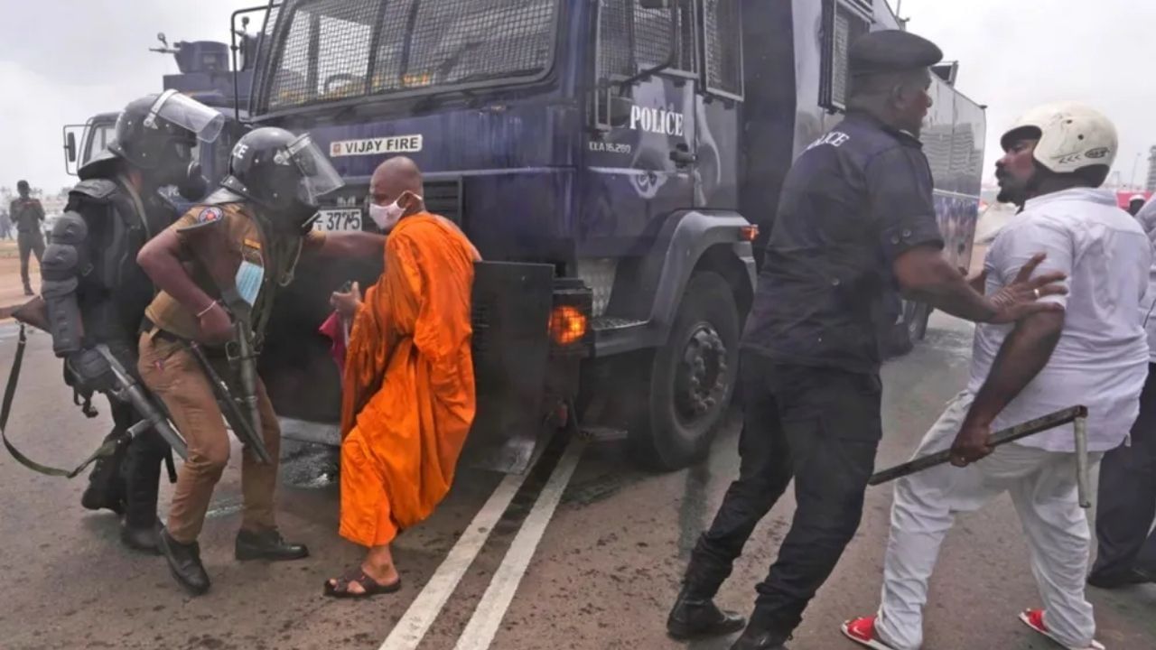 Sri Lanka: PMના રાજીનામા બાદ સ્થિતિ વણસી, હિંસામાં 3ના મોત, 174થી વધુ ઘાયલ