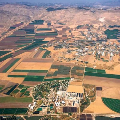 તિરાટ ઝવી, ઈઝરાયેલ - તિરાટ ઝવીના નાના કિબુટ્ઝે એશિયામાં રેકોર્ડ પર સૌથી ગરમ તાપમાનનો દાવો કર્યો હતો - જૂન 1942માં 54 °સે સુધી પહોંચ્યું હતું. ઓછી ગરમીના દિવસોમાં પણ તે સરેરાશ 37 ડિગ્રી તાપમાનને સ્પર્શે છે.