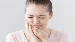 દાંતના અસહ્ય દુખાવાથી પરેશાન છો ? તો આ સરળ ઘરેલુ ઉપચાર અજમાવી જુઓ