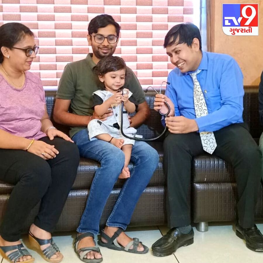  ડો. હાર્દિક પટેલ , ડૉ. દેવાંગ સોલંકી અને તેમની ટીમ દ્વારા આ અતિ ગંભીર એવા બાળકની જુસ્સાભેર સારવાર ચાલુ કરવામાં આવી. બાળકને તુરંત જ વેન્ટિલેટર સપોર્ટ પૂરો પાડવામાં આવ્યો, હૃદયનું પમ્પિંગ મજબૂત કરવા માટે  4 અલગ અલગ પ્રકાર ના ઇન્જેક્શન સતત ચાલુ કરવામાં આવ્યા, બાળકને આવતી ખેંચો બંધ કરવા 3 અલગ અલગ પ્રકારની દવાઓ ચાલુ કરવામાં આવી, તથા બાળકના લીવર અને કીડની જેવા મહત્વના અંગો ને સપોર્ટ કરવા માટેની દવાઓ પણ ચાલુ કરવામાં આવી.