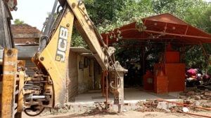 Ahmedabad: હાઇકોર્ટના આદેશ બાદ વાંચ ગામ ખાતે ગૌચર જમીન પરના દબાણો પર બુલડોઝર ફર્યું, સરપંચને મારી નાખવાની ધમકી મળી