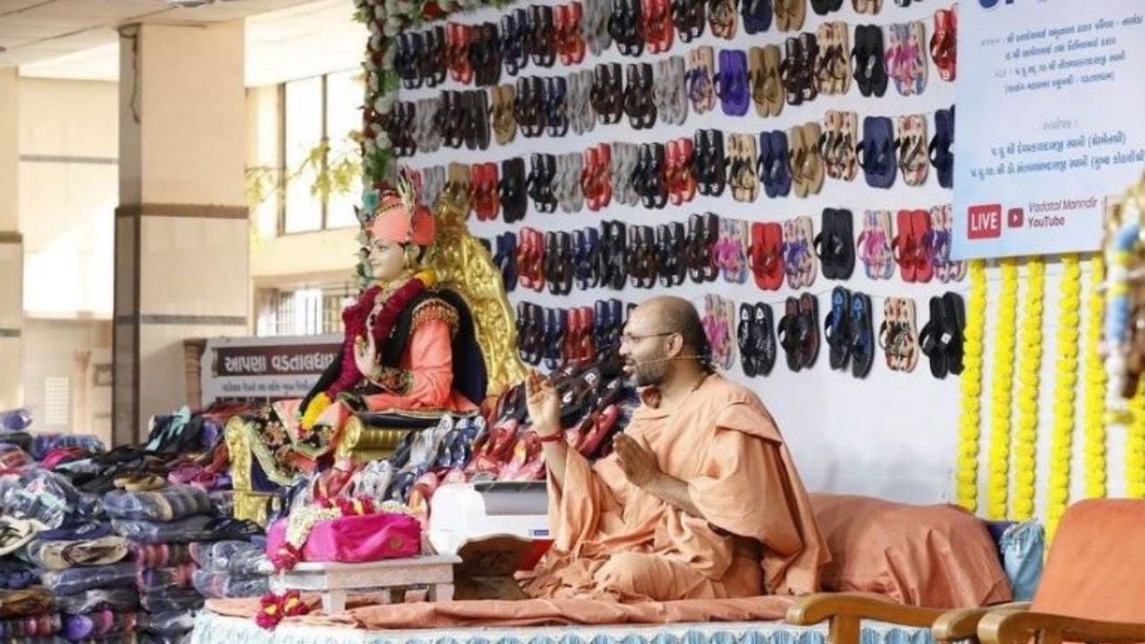 15 thousand slippers distributed by Vadtal Swaminarayan temple in collaboration with Nashik temple