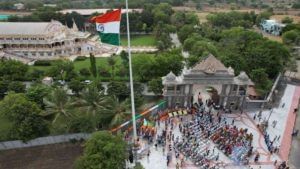 Anand: ગોકુલધામ-નાર ખાતે 108 ફુટ ઉંચા રાષ્ટ્રધ્વજની સ્થાપના કરી રાષ્ટ્રપ્રેમનું ધ્વજારોહણ કરાયું