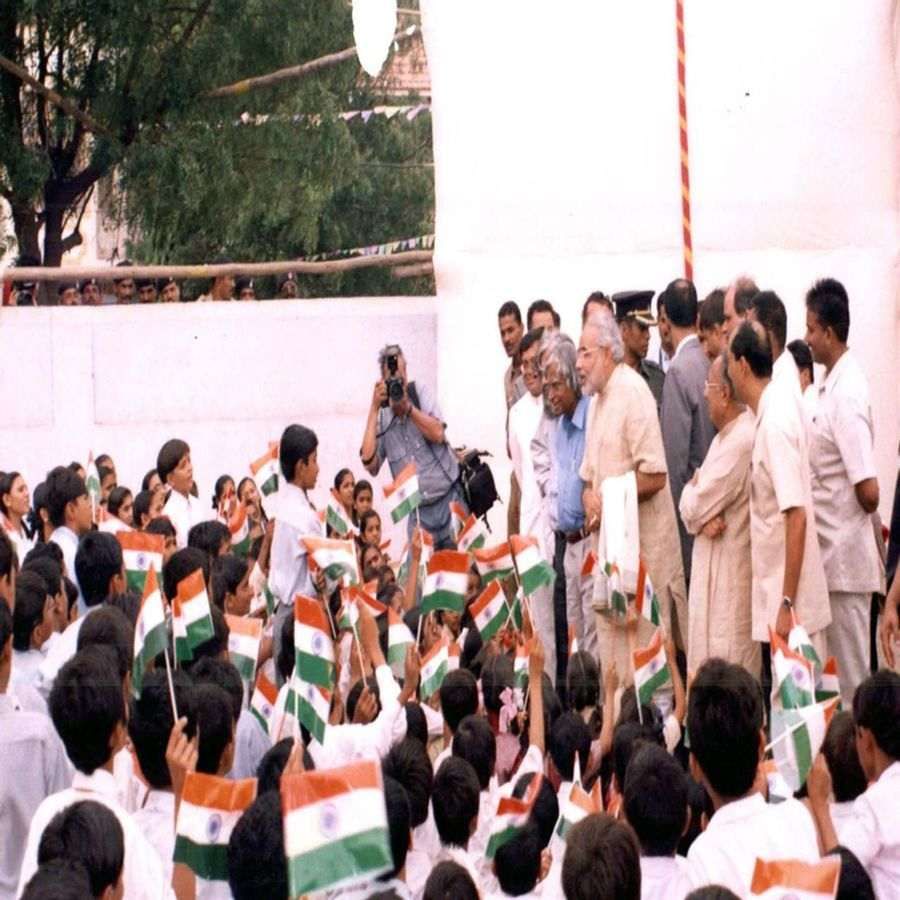 પૂર્વ રાષ્ટ્રપતિ અને વૈજ્ઞાનિક એ.પી.જે. અબ્દુલ કલામ સાથે બાળકોને મળી રહેલા નરેન્દ્ર મોદી. (Image Courtesy PM Narendra Modi Twitter)