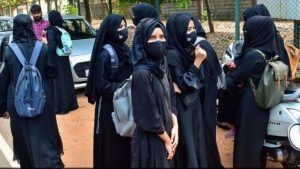 Karnataka Hijab Row: મેંગલોર યુનિવર્સિટીમાં હિજાબ પહેરેલા વિદ્યાર્થીઓને ક્લાસમાં પ્રવેશતા અટકાવાયા, સીએમએ કહ્યું- કોર્ટે ચૂકાદો આપી દીધો છે