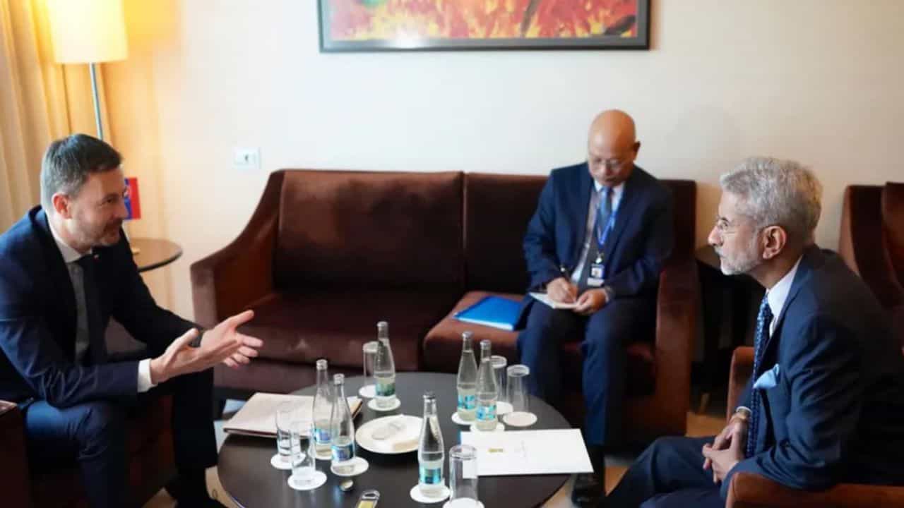 Jaishankar Slovakia Visit: વિદેશ પ્રધાન એસ. જયશંકર યુરોપમાં યુદ્ધ વચ્ચે સ્લોવાકિયા પ્રવાસ પર, યુક્રેન કટોકટી અને સંરક્ષણ સહકારની ચર્ચા કરી