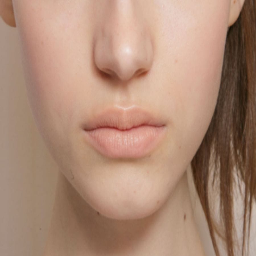 ગુલાબના પાન ફાટેલા હોઠની સમસ્યાને પણ દૂર કરી શકે છે. તમે ગુલાબના પાનને પીસીને તેમાં લીંબુ અને મધ મિક્સ કરો. આ પછી તેને સૂતી વખતે હોઠ પર લગાવો.