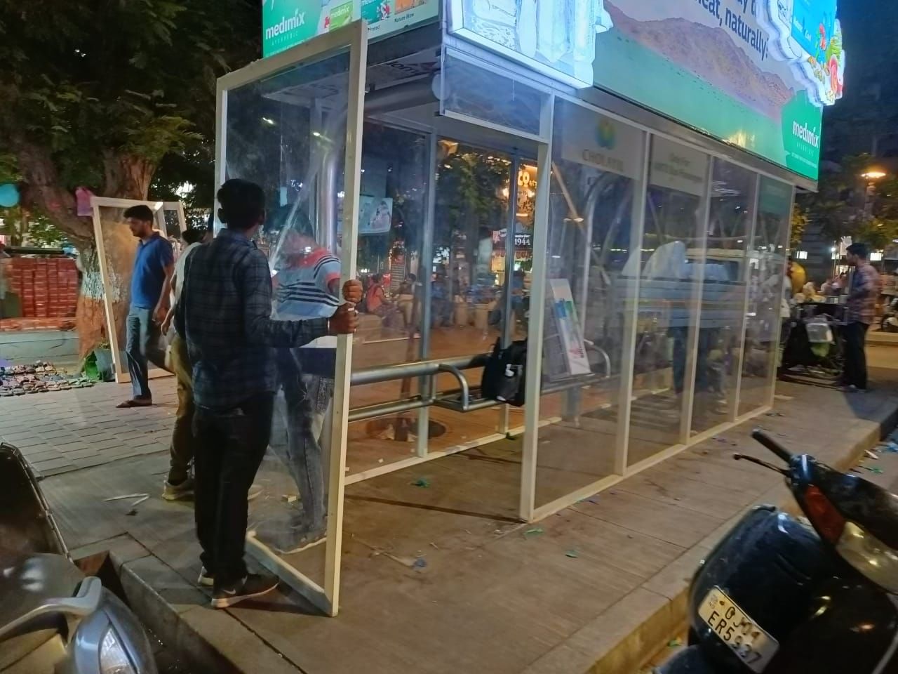 Ahmedabad: AMTSના મુસાફરોને AC વાળુ બસ સ્ટોપ તો મળ્યુ, પણ પછી શું થયુ જાણો