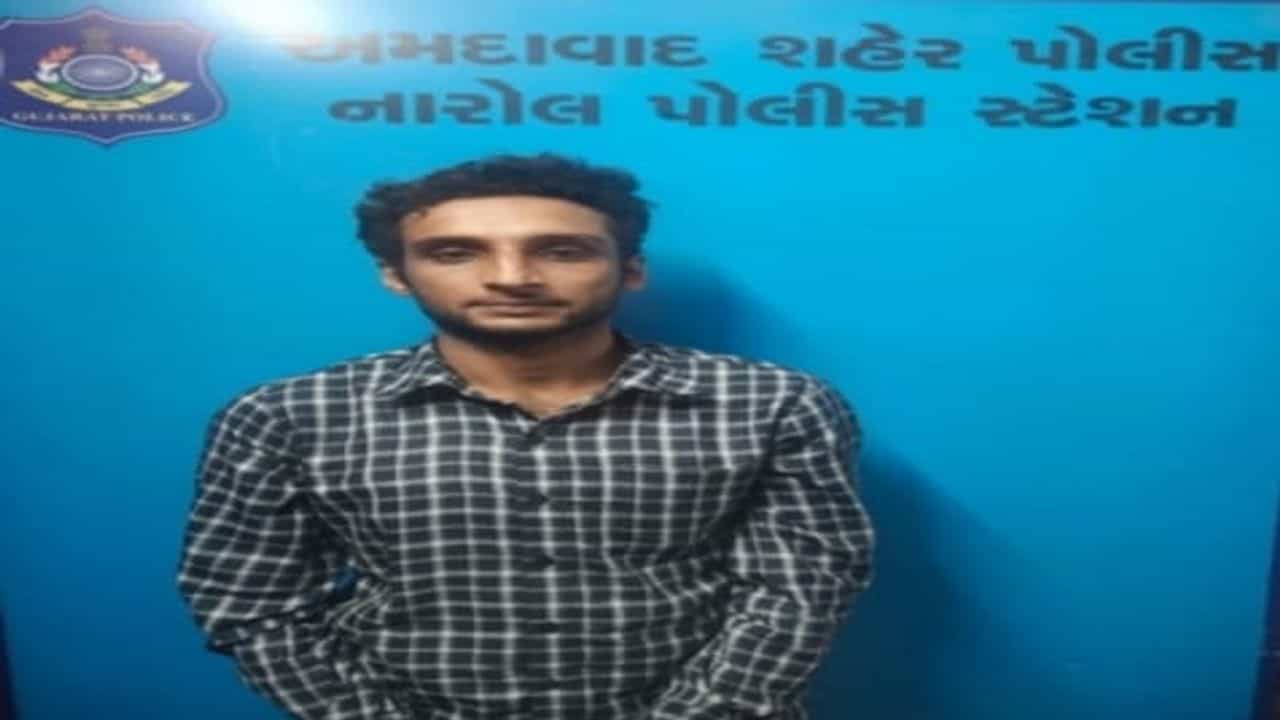 Ahmedabad : પોલીસે નારોલ સર્કલ પરથી 4.20 કિલો ચરસ સાથે એક વ્યક્તિની ધરપકડ કરી, જમ્મુ કાશ્મીરથી લાવ્યો હતો ચરસ