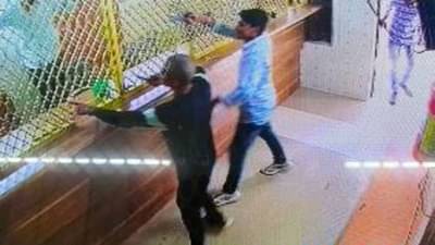 Ahmedabad : બંદુકની અણીએ લાખોની લૂંટ ! ધોળા દિવસે ગઠિયો 50 લાખ રૂપિયા લઈ ફરાર