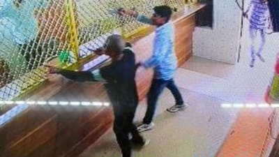 Ahmedabad : બંદુકની અણીએ લાખોની લૂંટ ! ધોળા દિવસે ગઠિયો 50 લાખ રૂપિયા લઈ ફરાર