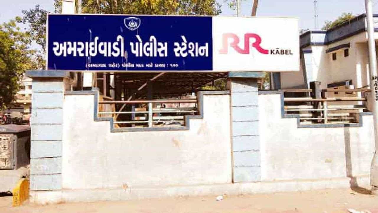 Ahmedabad: દારૂની હેરાફેરી સમયે જ ત્રાટકી પોલીસ, ફિલ્મી સ્ટાઇલમાં પોલીસે એક આરોપીને પકડ્યો, એક ફરાર થવામાં સફળ