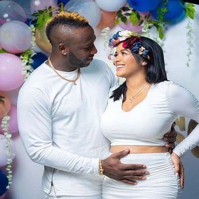 વેસ્ટ ઈન્ડિઝના આન્દ્રે રસેલ (Andre Russell) નું નામ ક્રિકેટ જગતના તોફાની અને ખતરનાક બેટ્સમેનોની યાદીમાં રહેશે. આ બેટ્સમેને પોતાની તોફાની બેટિંગથી દુનિયાભરની પીચો પર બોલરોને લાચાર કરી દીધા છે. જે રીતે રસેલ બોલરોને તેના બેટ વડે શોટ થી ઘાયલ કરે છે, તેવી જ રીતે તેની પત્નીની સુંદરતા લોકોને તેના દિવાના બનાવી રહી છે. રસેલની પત્નીનું નામ જેસિકા લોરા રસેલ છે. જેસિમાએ હાલમાં જ તેના ઈન્સ્ટાગ્રામ પર એક એવો ફોટો પોસ્ટ કર્યો હતો કે તેના ચાહકો જોઈ રહ્યા હતા.