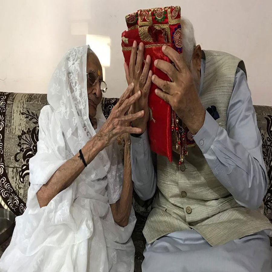 એપ્રિલ 2019માં વડાપ્રધાન મોદીએ પોતાના મતાધિકારનો ઉપયોગ કરતા પહેલા ગાંધીનગર ખાતે માતા હિરાબાની મુલાકાત લીધી હતી. મુલાકાત દરમિયાન માતાએ વડાપ્રધાનને ચૂંદડી ભેટમાં આપી હતી.