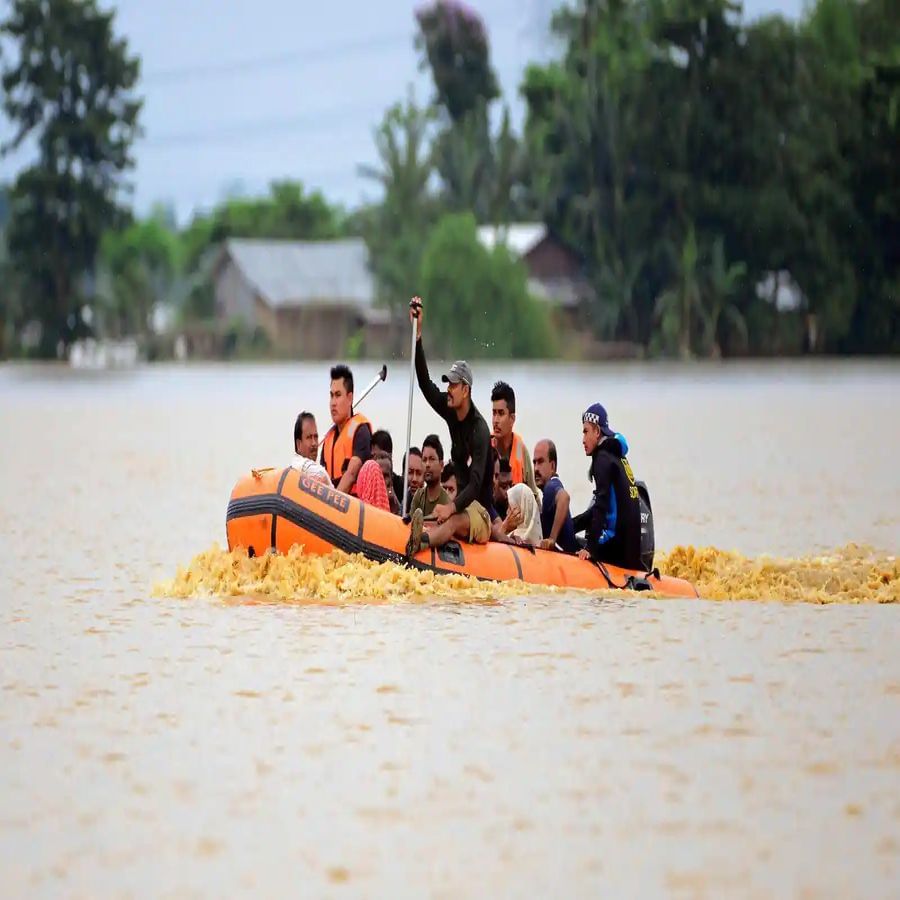 भौगोलिक रूप से, असम सबसे अधिक वर्षा वाले क्षेत्रों में से एक है।  असम में देश के किसी भी अन्य राज्य की तुलना में अधिक वर्षा होती है।  भारत के उत्तर-पूर्वी राज्यों में भारी वर्षा के कारण ब्रह्मपुत्र और उसकी सहायक नदियों का जलस्तर बढ़ जाता है और तबाही मचाती है।  असम में पिछले सात दिनों में सामान्य से 125 फीसदी अधिक बारिश हुई है।