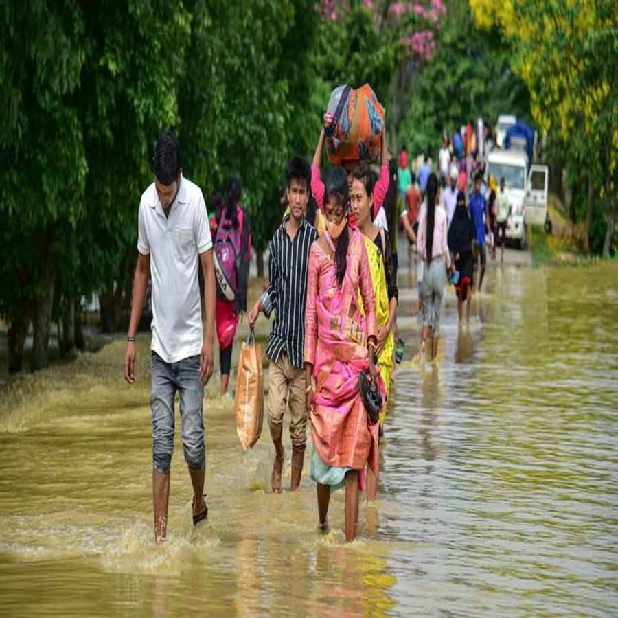 असम का कुल क्षेत्रफल 78,438 वर्ग किमी है।  लगभग 40 प्रतिशत आबादी बाढ़ से प्रभावित है।  असम का पहाड़ी हिस्सा भूटान और अरुणाचल प्रदेश से जुड़ा हुआ है।  तिब्बत से बहने वाली नदियाँ अरुणाचल से होकर असम की ओर बहती हैं।  असम की ब्रह्मपुत्र नदी 49 अन्य सहायक नदियों से जुड़ी हुई है।  जो बाढ़ और तबाही का कारण बनता है।