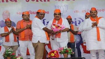 Gujarat Election: કોંગ્રેસના ગઢમાં ફરી ગાબડું, વ્યારા નગર કોંગ્રેસ પ્રમુખ સહિત 300થી વધુ કાર્યકરોના કેસરિયા