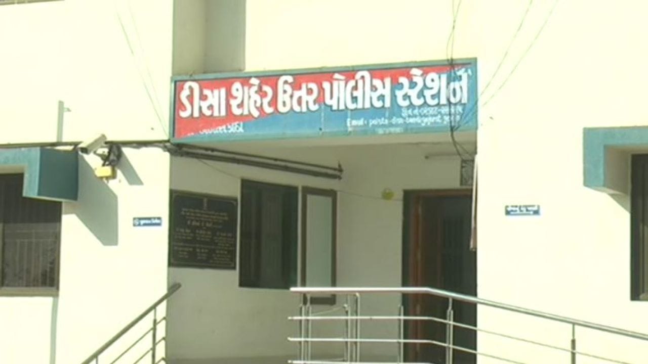 Banaskantha : ડીસા ભાઈએ જ મિત્રો સાથે મળી ભાઈનું અપહરણ કર્યું, પોલીસે ગણતરીના કલાકોમાં અપહરણકારોની અટકાયત કરી - Gujarati News | Banaskantha Deesa Brother kidnaps brother ...