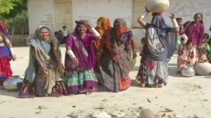 Banaskantha : ભાભર તાલુકાના મોતીસરી ગામમાં પીવાનાં પાણીની ઉગ્ર બનતી સમસ્યા, મહિલાઓએ માટલા ફોડી આક્રોશ વ્યક્ત કર્યો