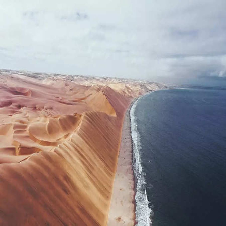 એન્ટાર્કટિકા: ધ્રુવીય રણ મહાસાગરને મળે છે. આપણે સામાન્ય રીતે રણને ગરમ અને શુષ્ક શબ્દો સાથે જોડીએ છીએ, પરંતુ એન્ટાર્કટિકાના ધ્રુવીય રણ ખૂબ જ અલગ છે. અહીં ખૂબ જ ઠંડી છે અને દરેક જગ્યાએ તમને બરફ દેખાશે. રણની જગ્યાએ કેટલી ઠંડી હોય છે તે સાંભળીને તમને પણ નવાઈ લાગશે, પરંતુ આ સત્ય છે. એક બર્ફીલા રણ, એન્ટાર્કટિક ધ્રુવીય રણ સમગ્ર ખંડમાં વિસ્તરેલ છે. જ્યારે મેકમર્ડો ડ્રાયમાં, રણમાં બરફ પડતો નથી અને એન્ટાર્કટિકાના દરિયાકાંઠાના તેજસ્વી વાદળી પાણી સાથે ભળી જાય છે.