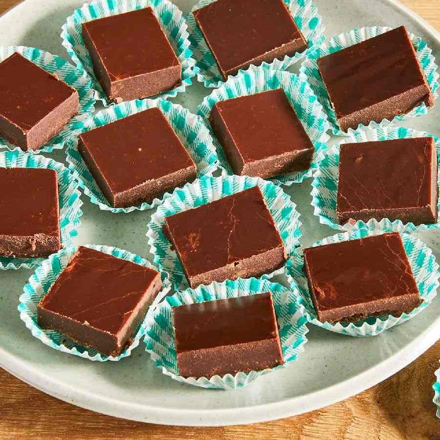 બીજી બધી વસ્તુની જેમ ચોકલેટ પણ ખરાબ થાય છે.ચોકલેટ જયારે ખરાબ થઈ જાય છે ત્યારે તેમાંથી ગંધ આવે છે. તેના સ્વાદ પરથી જ ખબર પડે છે કે એ ચોકલેટનો ઉપયોગ ન કરવો જોઈએ કે કરવો જોઈએ.ચોકલેટનો સ્વાદ ખાટ્ટા દૂધ જેવો લાગે કે તેમા ઉમેરવામં આવેલ વસ્તુ અલગ થવા લાગે તેનો અર્થ એજ છે કે ચોકલેટ ખરાબ થઈ ગઈ છે.અને તેમાં બેકટેરિયા આવી ગયા છે.