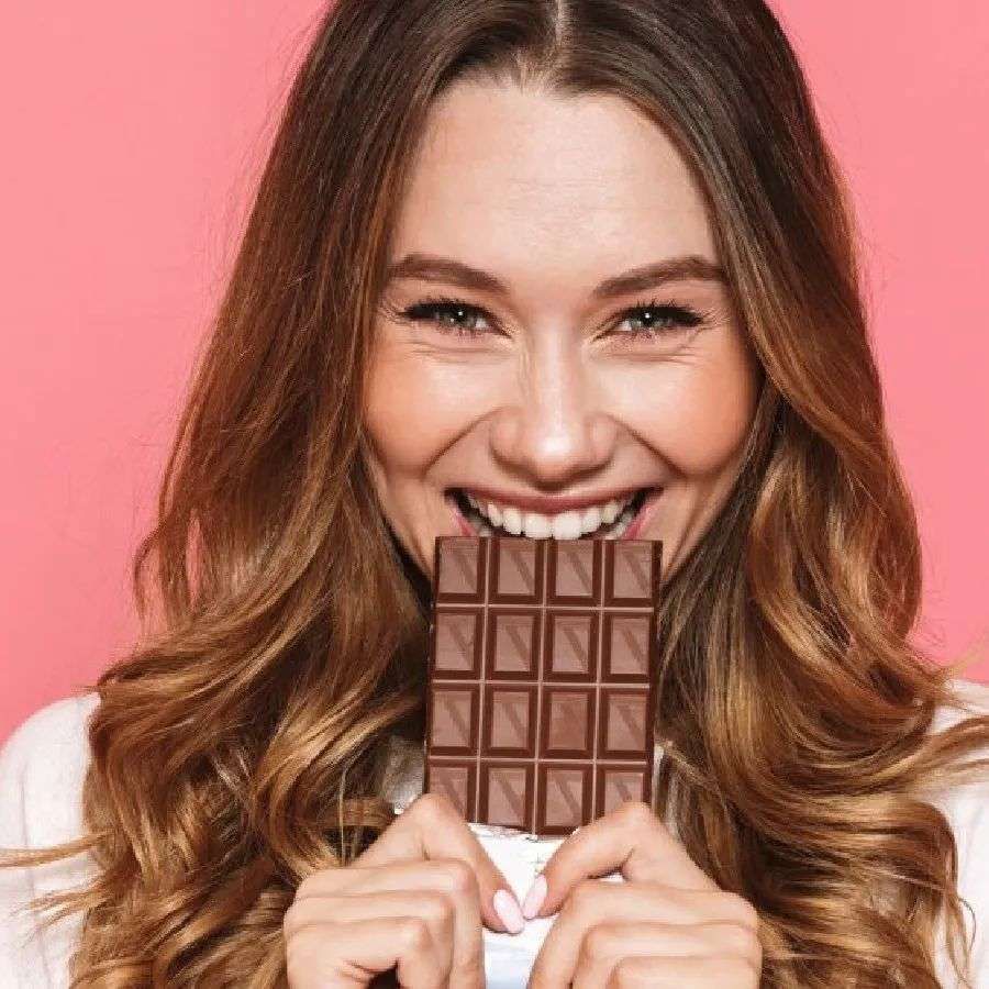 દુનિયાભરમાં એવા અનેક લોકો હોય છે જે ચોકલેટ ખાવાના શોખીન હોય છે.અનેક ઘરોમાં આ ચોકલેટ (Chocolate)તેમના ફ્રિજમાં જોવા મળે છે.અને લાંબા સમય સુધી રાખે છે.આ બધા વચ્ચે સવાલ એ જ કે બીજી બધી વસ્તુની જેમ ચોકલેટને કેટલા સમય સુધી સાચવીને (Chocolate storage) રાખી શકાય. કેટલા સમયમાં તેને ખાઈ લેવી જોઈએ અને કેટલા સમય પછી તેને ફેંકી દેવી જોઈએ.ચાલો જાણીએ.