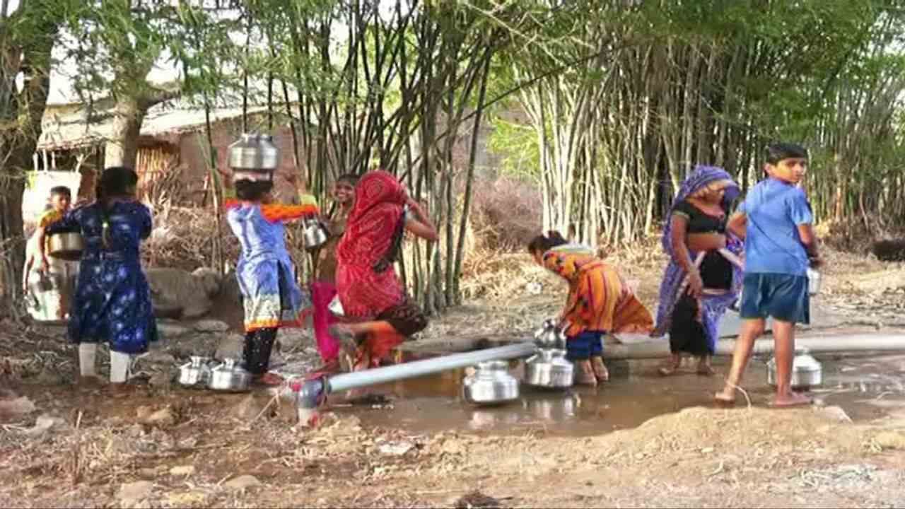 Chhota Udepur: નર્મદા નદી નજીક હોવા છતા ટીપા ટીપા માટે તરસતા ક્વાંટના લોકો, પાણી માટે ચુકવવા પડે છે નાણાં