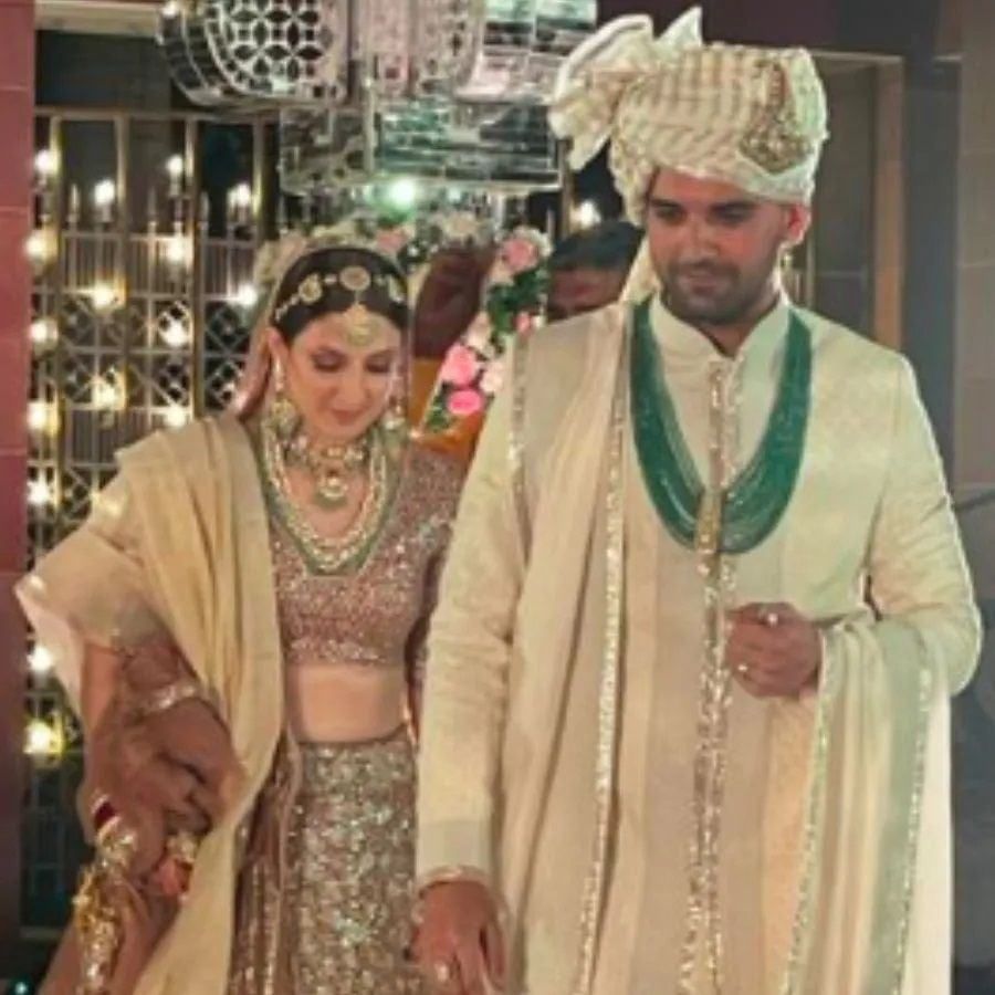 દીપકની દુલ્હન જય પણ લાલ અને ગોલ્ડન રંગના લહેંગામાં ખૂબ જ સુંદર લાગી રહી હતી. તેનો લહેંગો મનીષ મલ્હોત્રાએ ડિઝાઇન કર્યો છે. બંને એકસાથે ખૂબ જ સુંદર લાગી રહ્યા હતા. લગ્નમાં બંનેના પરિવાર ઉપરાંત નજીકના મિત્રોએ પણ હાજરી આપી હતી.