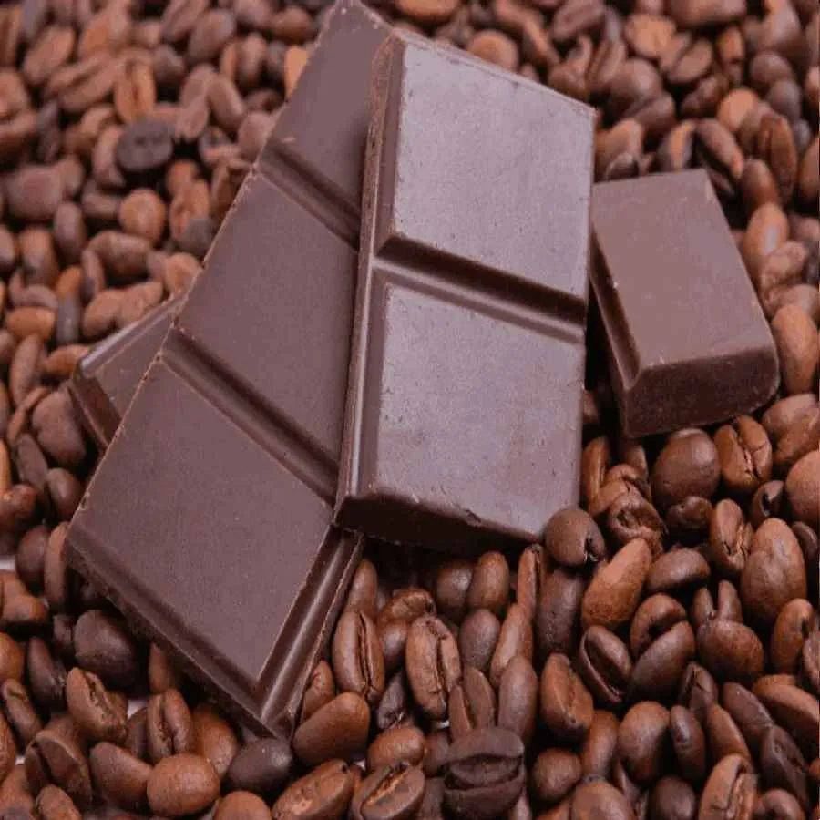 डार्क चॉकलेट - आपको बेहतर नींद में मदद करने के लिए यह सबसे अच्छा भोजन है। डार्क चॉकलेट में मौजूद सेरोटोनिन मस्तिष्क को शांत करता है और अच्छी नींद भी देता है।