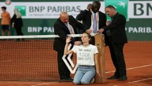 French Open 2022ની સેમિફાઈનલમાં ક્લાઈમેટ ચેન્જને લઈને મહિલાએ પોતાને નેટ સાથે બાંધી દીધી, રમત 15 મિનિટ માટે રોકાઈ