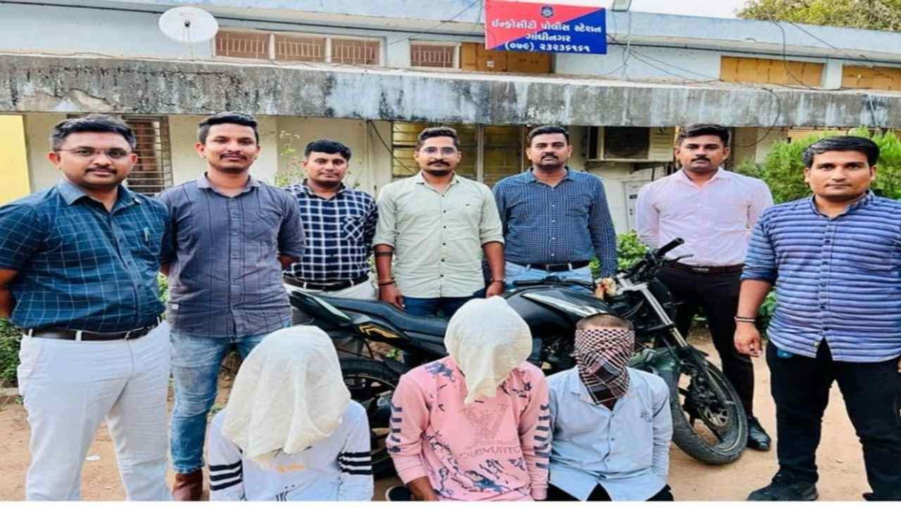 Gandhinagar : એકટીવા પર જઈ રહેલી બે મહિલાઓ પર હુમલો કરી લૂંટ ચલાવાઇ, પોલીસે ત્રણ આરોપીની ધરપકડ કરી