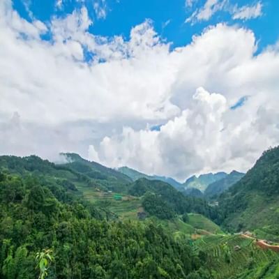 હાફલોંગ, આસામ- આસામના એકમાત્ર હિલ સ્ટેશનોમાંનું એક હાફલોંગ તેની ફરતી ટેકરીઓ, વસાહતી સ્થાપત્ય, ચમકતા હાફલોંગ તળાવ અને તેની આકર્ષક ખીણો અને પર્વતો માટે જાણીતું છે. જો તમે હિમાચલ અને ઉત્તરાખંડના ડુંગરાળ વેકેશન સ્પોટ્સનો વિકલ્પ શોધી રહ્યાં છો, તો આ એક સરસ શોધ છે. સૌથી સારી વાત એ છે કે તે શાંત જગ્યા છે.
ત્યાં પહોંચવા માટે શું કરવુ ? : હાફલોંગ પહોંચવા માટે 05888 ગુવાહાટી-નવી હાફલોંગ પ્રવાસી વિશેષ ટ્રેનમાં સવારી કરો.
શ્રેષ્ઠ સમયઃ ઓક્ટોબરથી ફેબ્રુઆરી