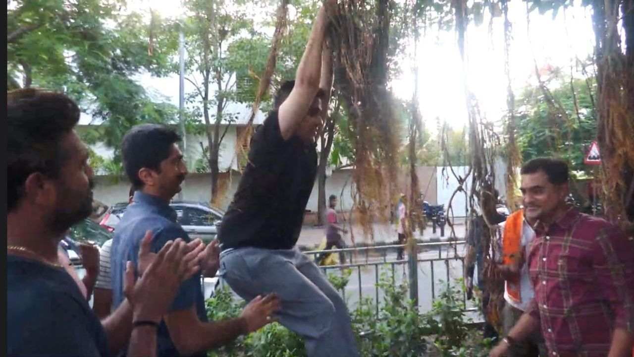 Surat: પોતાના મત વિસ્તારની મુલાકાત દરમિયાન કાર્યકરો સાથે હર્ષ સંઘવીએ કરી મસ્તી, ઝાડ પર લટકી બાળપણ તાજુ કર્યુ