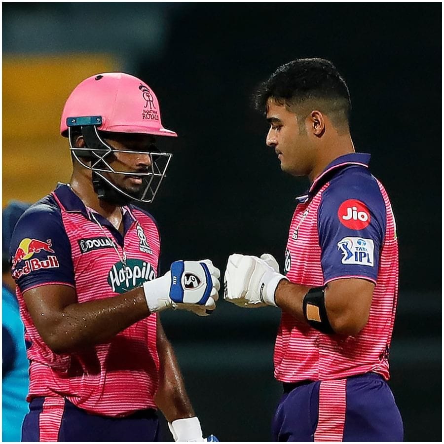 તમને જણાવી દઈએ કે IPLના મીડિયા અધિકારોમાં ટીવી, ડિજિટલ અને વિદેશમાં મેચ બતાવવાના અધિકારો માટે અલગ-અલગ બોલી લગાવવામાં આવશે. આ સાથે પ્લેઓફ મેચોના અધિકારોની બોલી પણ અલગ હશે. રિપોર્ટ્સ મુજબ, આ વખતે ટીવી પર મેચ બતાવવાનો ખર્ચ પ્રતિ મેચ 49 કરોડ રૂપિયા છે. (PC-PTI)