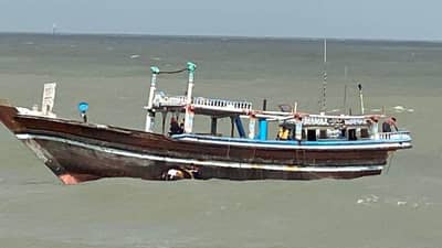 Porbandar : ઓખાના દરિયામાં કોસ્ટગાર્ડે પેટ્રોલિંગ દરમિયાન શંકાસ્પદ પાકિસ્તાની બોટને ઝડપી પાડી