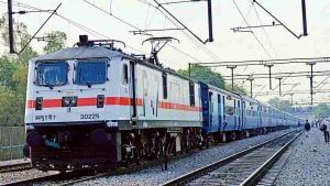 Indian Railway Rules: ટ્રેનમાં યાત્રીનો જે સામાન છૂટી જાય છે, તેનું રેલ્વે શું કરે છે?