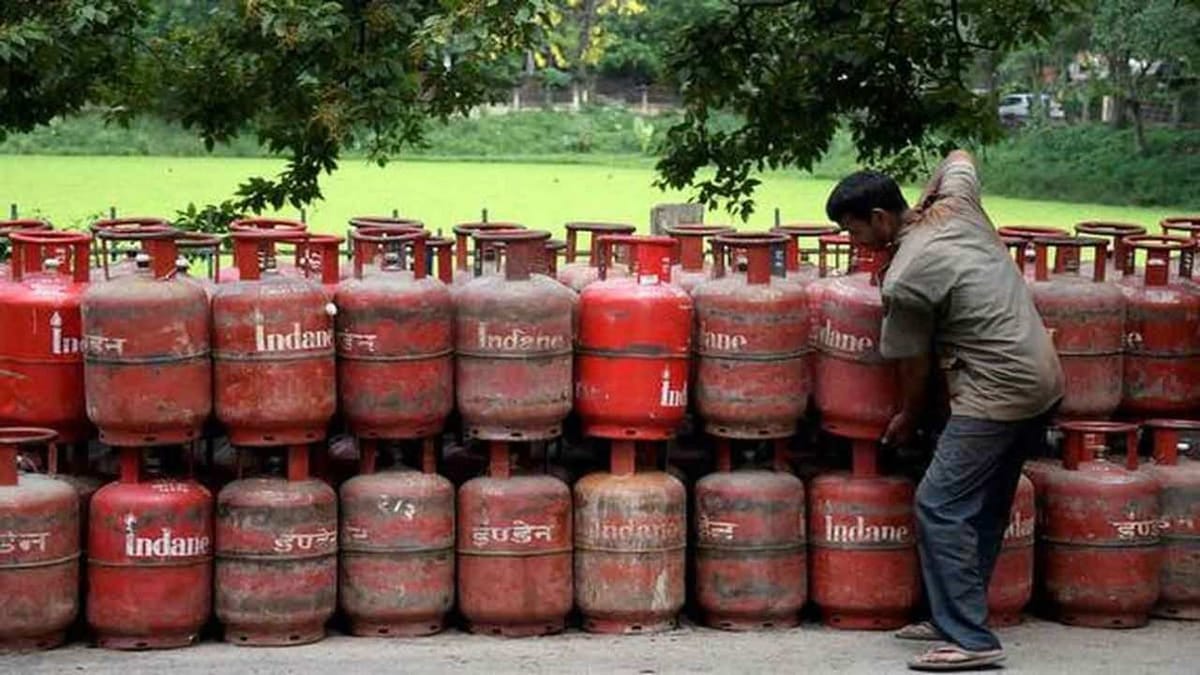 LPG Gas Cylinder Price: મોંઘવારી વચ્ચે આવ્યા રાહતના સમાચાર, LPG સિલિન્ડરની કિંમતમાં મોટો ઘટાડો થયો, જાણો નવા રેટ