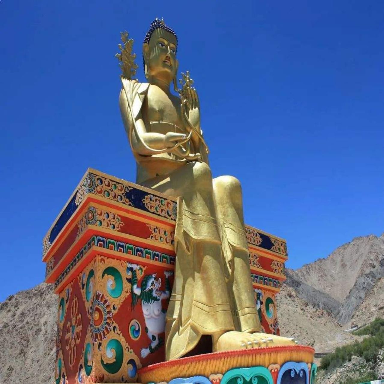 લેહ-લદ્દાખ(Leh-Ladakh trip) ભારતના જાણીતા પ્રવાસનસ્થળમાંથી એક છે.લેહ-લદ્દાખ ઉનાળામાં પ્રવાસીઓની સંખ્યા વધી જાય છે.જો તમે પહેલીવાર લેહ-લદ્દાખ ફરવા જાઓ છો તો તમારે કેટલીક વાતોનું ધ્યાન રાખવું પડશે.જાણી લો લેહ-લદ્દાખથી જોડાયેલી કેટલીક વાતો જેથી તમારી ટ્રીપ બને યાદગાર.