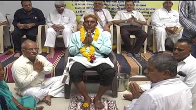 સાબરકાંઠાના આ ગામે અનોખુ ઉદાહરણ પુરુ પાડ્યુ, વિસ્તારને નિયમિત ચોખ્ખો રાખતા સફાઈ કર્મીઓના પગ ધોઈ સ્વચ્છ કર્યા