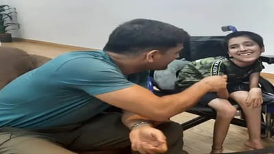 MS Dhoni એ દિવ્યાંગ ચાહકના આંસુ લુછ્યા: માહીને મળીને ઇમોશનલ થઇ ચાહક, કેપ્ટન કુલે આપ્યો ગુરુ મંત્ર