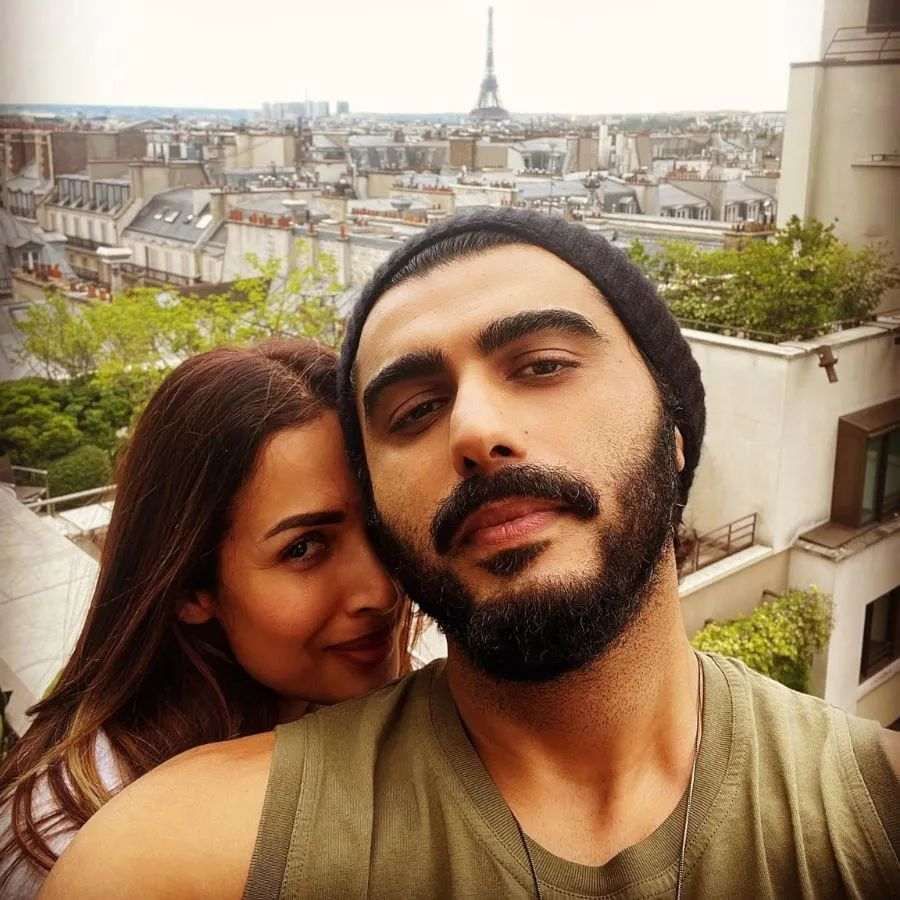 दोनों को पेरिस के एफिल टावर से कुछ ही दूरी पर एक घर मिला और वहीं से अर्जुन कपूर ने ये तस्वीरें क्लिक कीं।  मलाइका अर्जुन के साथ बेहद खुश नजर आ रही हैं।  पीछे की तरफ एफिल टावर साफ दिखाई दे रहा है।
